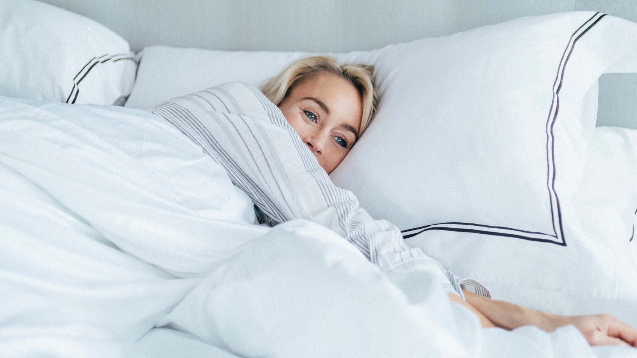 Femme se reposant sur un lit Savoir