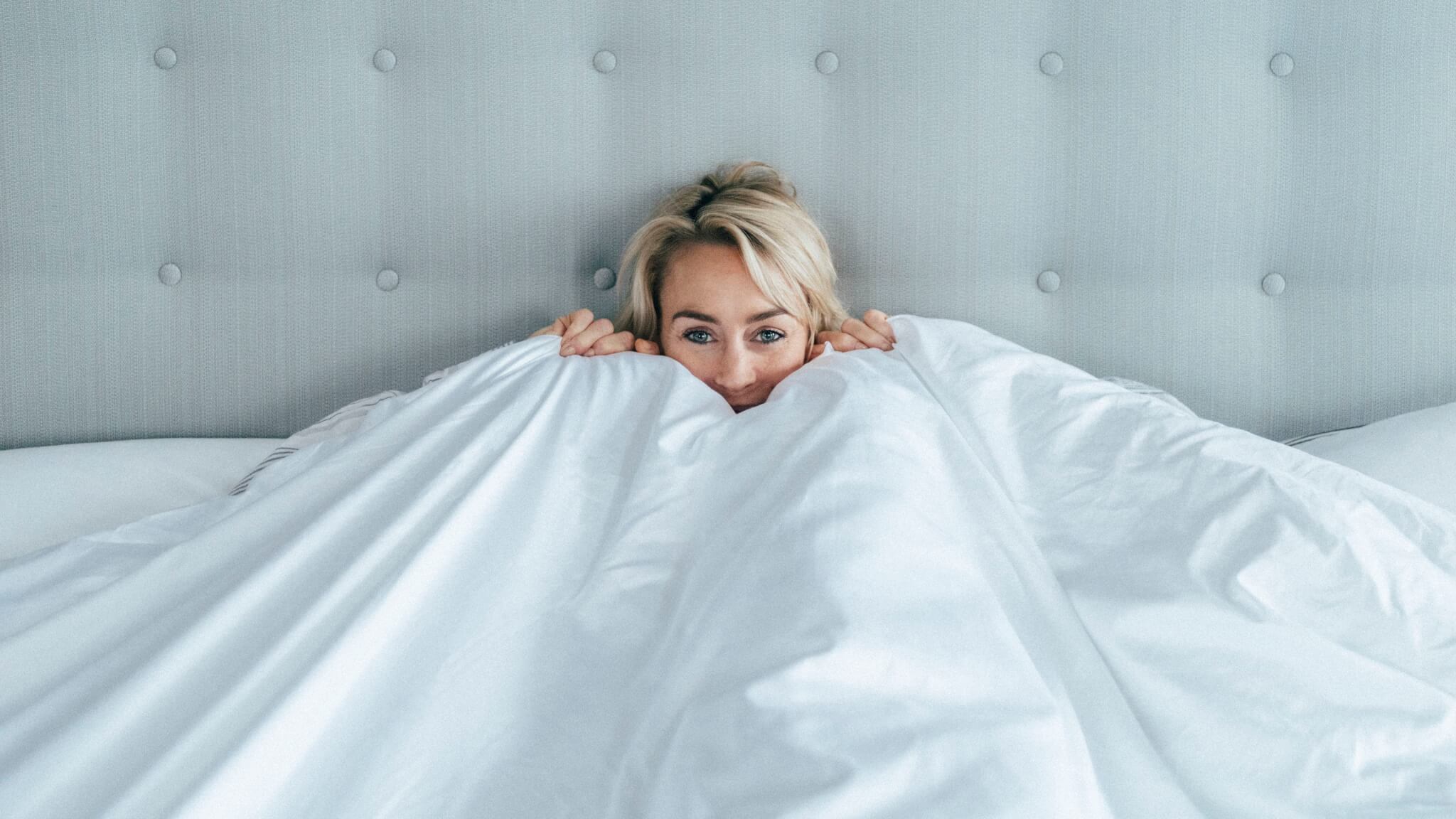 Femme confortablement installée dans un lit Savoir