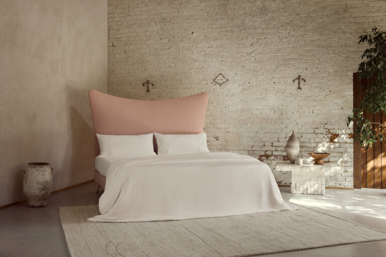 Amelia bed dressed in Savoir white pure Organic Linen set