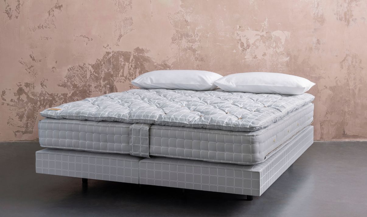 The Savvy bed set no5 with the mattress, the base and the topper
